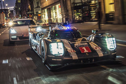 Merk Webber met de Porsche 919 Hybrid LMP1 in Londen