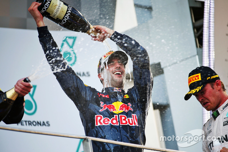 Ganador de la carrera Daniel Ricciardo, Red Bull Racing celebra en el podio con el tercer puesto Nico Rosberg, Mercedes AMG F1