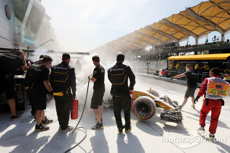 The burned car of Kevin Magnussen, Renault Sport F1 Team RS16