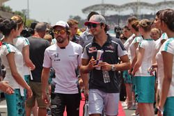 Fernando Alonso, McLaren y Carlos Sainz Jr., Scuderia Toro Rosso en el desfile de pilotos