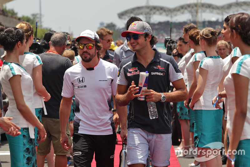 (L to R): Fernando Alonso, McLaren and Carlos Sainz Jr., Scuderia Toro Rosso on the drivers parade