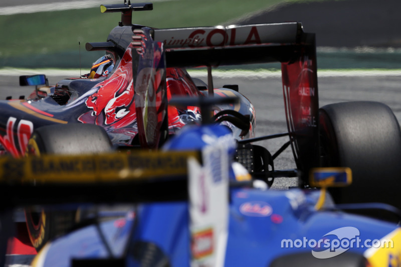 Carlos Sainz Jr., Scuderia Toro Rosso STR11 lidera a Marcus Ericsson, Sauber C35