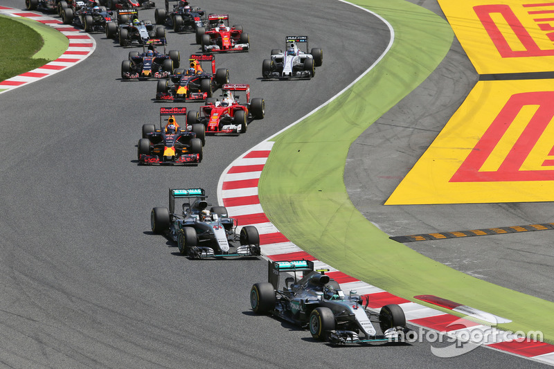 Nico Rosberg, Mercedes AMG F1 W07 Hybrid lidera a su compañero Lewis Hamilton, Mercedes AMG F1 W07 Hybrid al inicio de la carrera