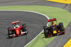 Daniel Ricciardo, Red Bull Racing RB12 and Sebastian Vettel, Ferrari SF16-H battle for position