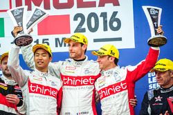 Podium: les vainqueurs #46 Thiriet by TDS Racing Oreca 05 - Nissan: Pierre Thiriet, Mathias Beche, Ryo Hirakama