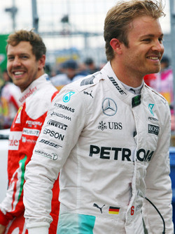 Nico Rosberg, Mercedes AMG F1 et Sebastian Vettel, Ferrari dans le parc fermé