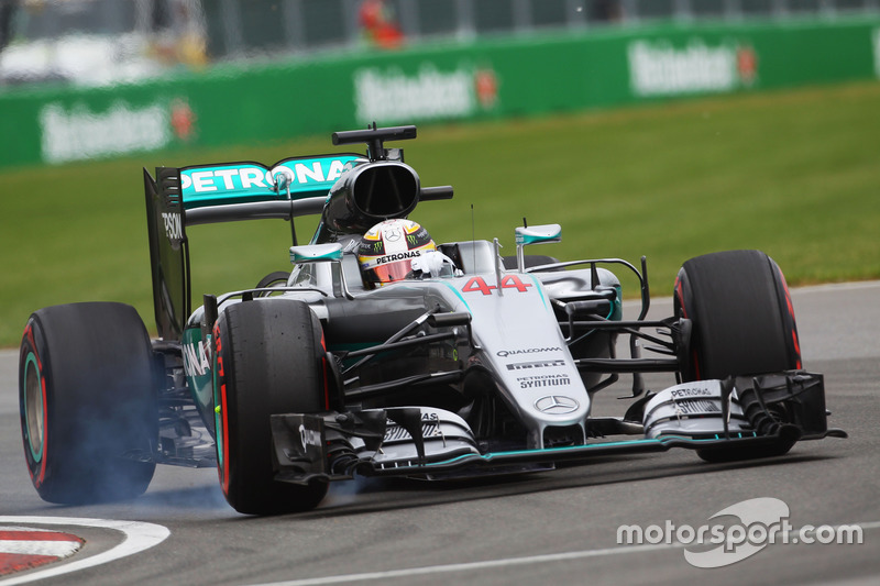 Lewis Hamilton, Mercedes AMG F1 W07 Hybrid locks up under braking