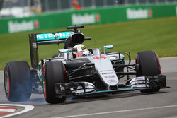 Lewis Hamilton, Mercedes AMG F1 W07 Hybrid blokkeert de banden tijdens het remmen