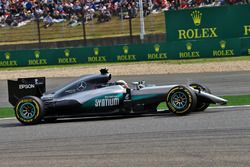 Lewis Hamilton, Mercedes AMG F1 Team W07, verbremst sich mit einem kaputten Frontflügel