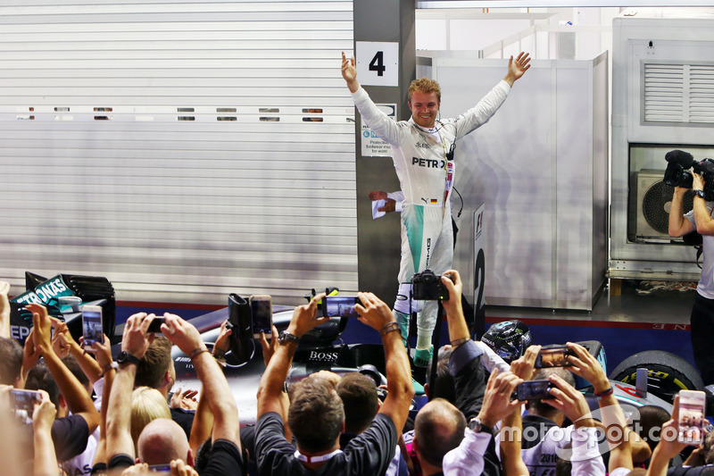 Nico Rosberg era só alegria após cruzar a linha de chegada em primeiro na corrida 200 da carreira na Fórmula 1.