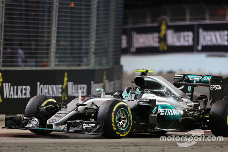 Ganador de la carrera Nico Rosberg, híbrido de Mercedes AMG F1 W07 celebra el final de la carrera