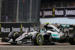 Race winner Nico Rosberg, Mercedes AMG F1 W07 Hybrid celebrates at the end of the race