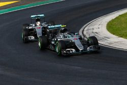 Nico Rosberg, Mercedes AMG F1 W07 Hybrid y Lewis Hamilton, Mercedes AMG F1 W07 Hybrid