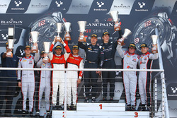 Podium: race winners Jules Szymkowiak, Bernd Schneider, second place Franck Perera, Marlon Stockinger, third place Enzo Ide, Christopher Mies
