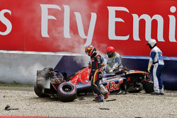 Daniil Kvyat, Scuderia Toro Rosso after a big crash