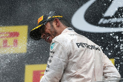 Il vincitore della gara Lewis Hamilton, Mercedes AMG F1 festeggia sul podio