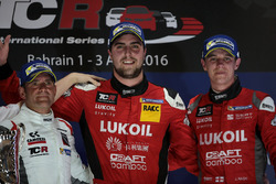 Le vainqueur Pepe Oriola, SEAT Leon, Team Craft-Bamboo LUKOIL, le deuxième, Gianni Morbidelli, Honda Civic TCR, West Coast Racing et le troisième, James Nash, Seat Leon Team Craft-Bamboo LUKOIL