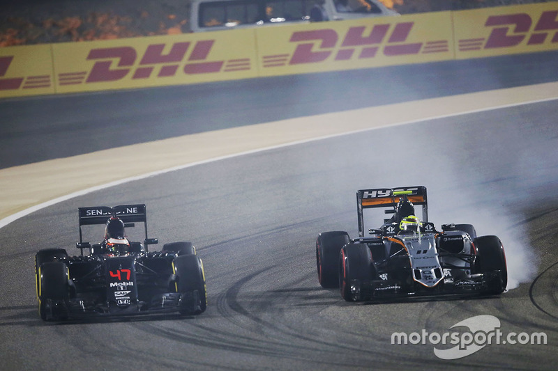 Stoffel Vandoorne, McLaren MP4-31 and Sergio Perez, Sahara Force India F1 VJM09