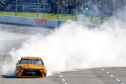 Le vainqueur Kyle Busch, Joe Gibbs Racing Toyota