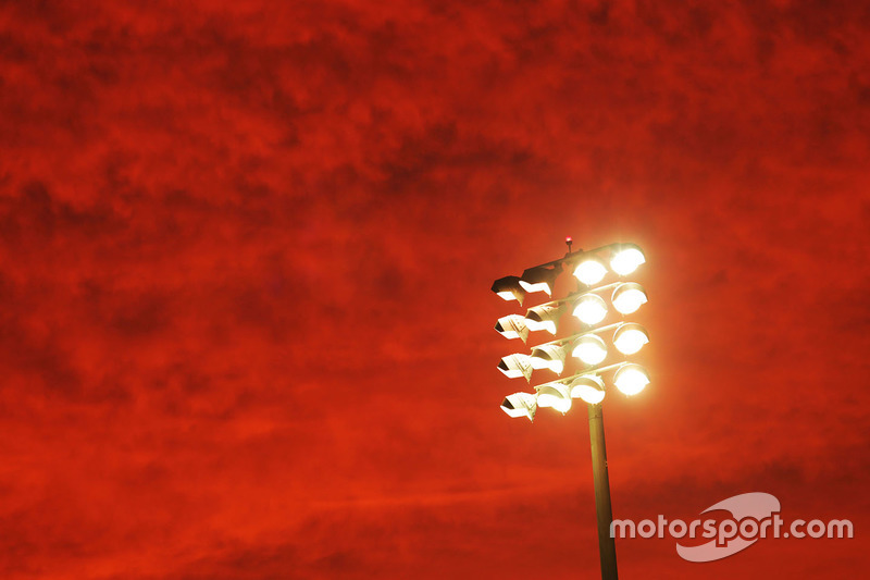 Las luces del circuito y un cielo rojo por la noche