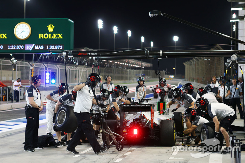 Esteban Gutierrez, Haas F1 Team VF-16 practices a pit stop