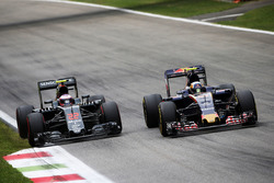 (L to R): Jenson Button, McLaren and Carlos Sainz Jr., Scuderia Toro Rosso STR11 battle for position