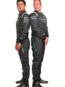 Mitch Evans, Jaguar Racing, con Adam Carroll, Jaguar Racing
