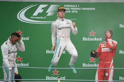 Podyum: 2. Lewis Hamilton, Mercedes AMG F1; 1. Nico Rosberg, Mercedes AMG F1; 3. Sebastian Vettel, F