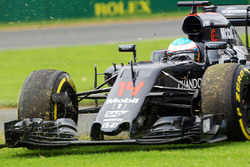 Fernando Alonso, McLaren MP4-31 part en tête-à-queue
