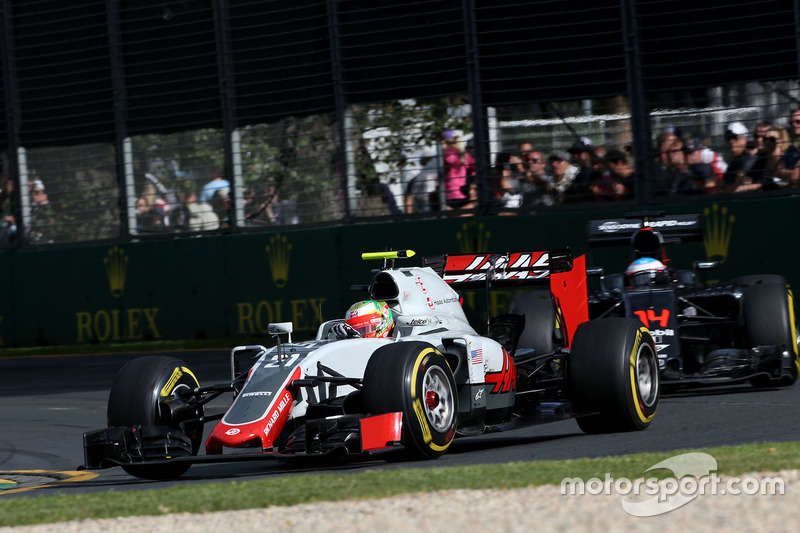 Esteban Gutierrez, Haas F1 Team VF-16 en Fernando Alonso, McLaren MP4-31