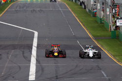 Daniel Ricciardo, Red Bull Racing RB12 en Felipe Massa, Williams FW38 gevecht