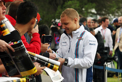 Valtteri Bottas, Williams signs autographs for the fans