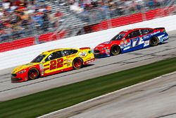 Joey Logano, Team Penske Ford; Ricky Stenhouse Jr., Roush Fenway Racing Ford