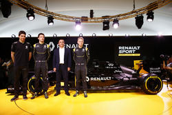 Carlos Ghosn, Renault President met rijders Jolyon Palmer, Kevin Magnussen en testrijder Esteban Oco