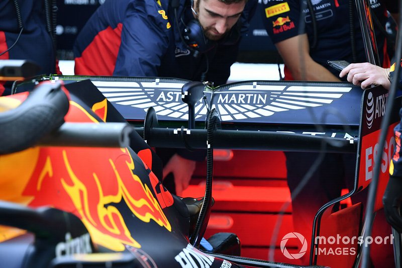 Les mécaniciens travaillent sur la Red Bull RB16