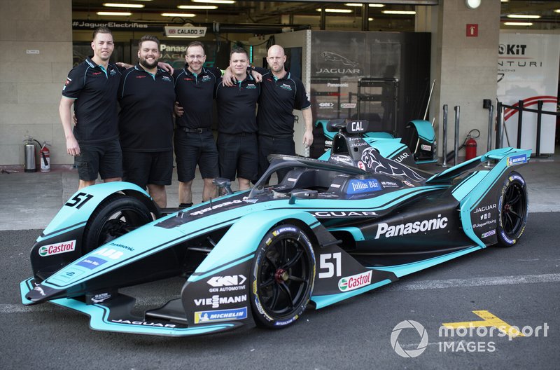 Membri del team con James Calado's, Panasonic Jaguar Racing, Jaguar I-Type 4