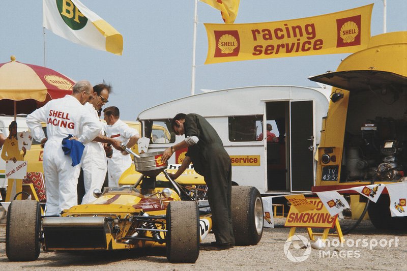 Auto di Ronnie Peterson, March 701 Ford viene rifornita di carburante al GP d'Olanda del 1970