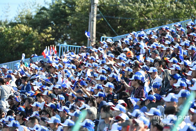 Fans fill out grandstand