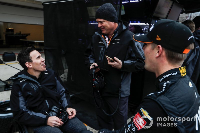 Oliver Askew, Arrow McLaren SP Honda chats with Gil de Ferran and Robert Wickens