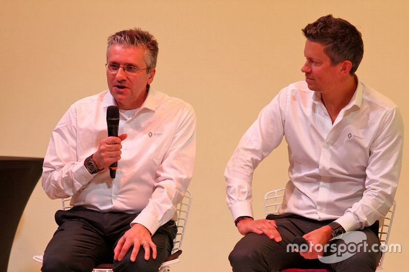 Pat Fry, Renault F1 Team Technical Director (Chassis) con Marcin Budkowski, Renault F1 Team Executive Directo