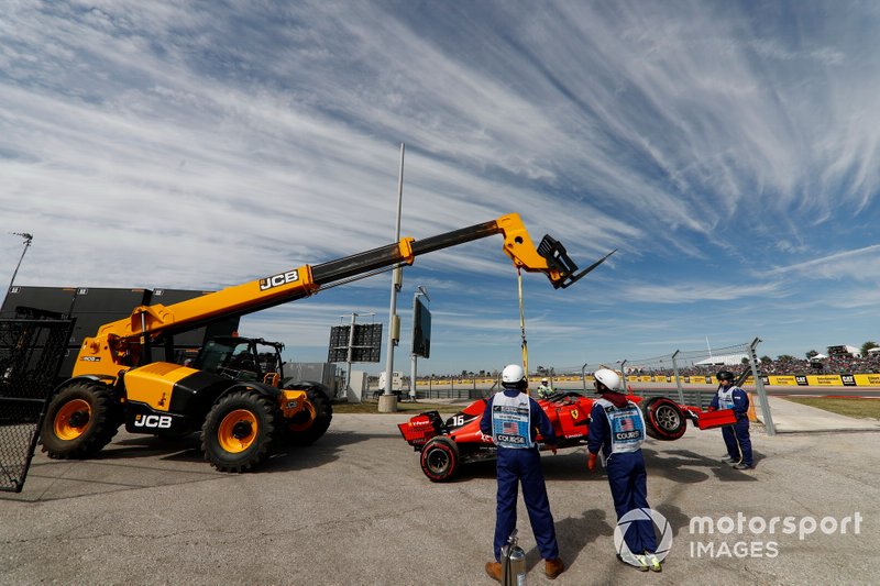 I marshal spostano la monoposto di Charles Leclerc, Ferrari SF90