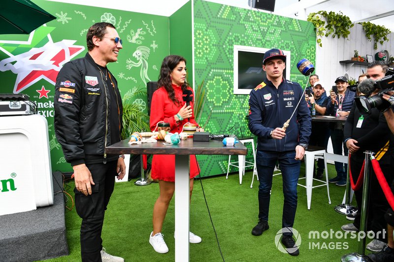 DJ Tiesto incontra Max Verstappen, Red Bull Racing, nella fan zone Heineken