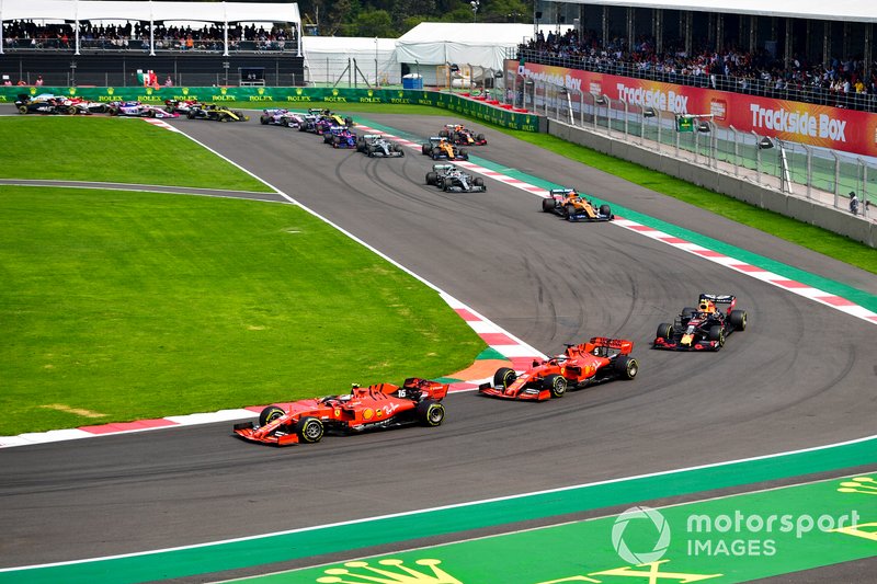 Charles Leclerc, Ferrari SF90 precede Sebastian Vettel, Ferrari SF90 e Alexander Albon, Red Bull RB15, alla partenza della gara