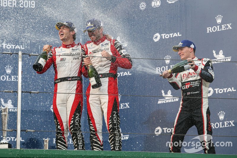 Podio: #1 Rebellion Racing Rebellion R13 - Gibson: Bruno Senna, Gustavo Menezes, Norman Nato, #7 Toyota Gazoo Racing Toyota TS050 - Hybrid: Mike Conway