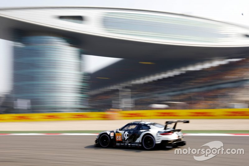#88 Dempsey-Proton Racing Porsche 911 RSR: Thomas Preining, William Bamber, Angelo Negro
