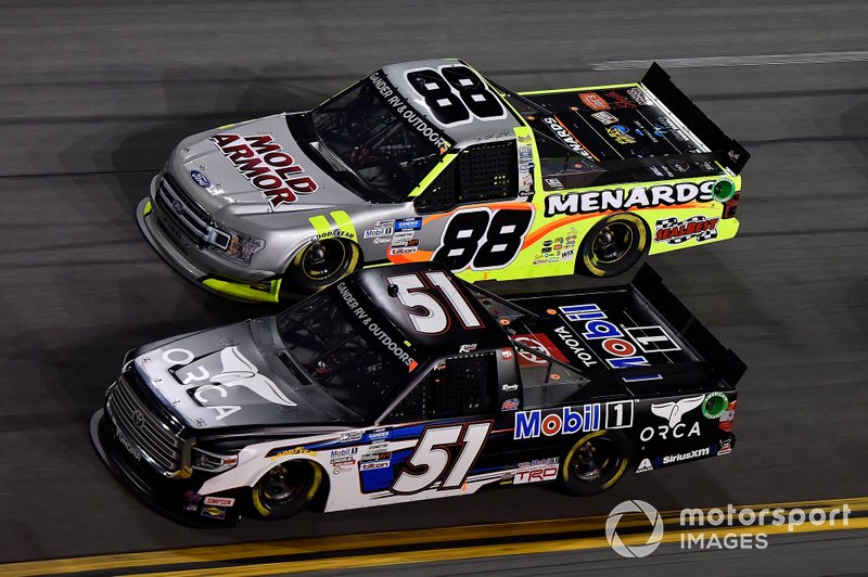 Riley Herbst, Kyle Busch Motorsports, Toyota Tundra Mobil 1, Grant Enfinger, ThorSport Racing, Ford F-150 Champion/ Curb Records
