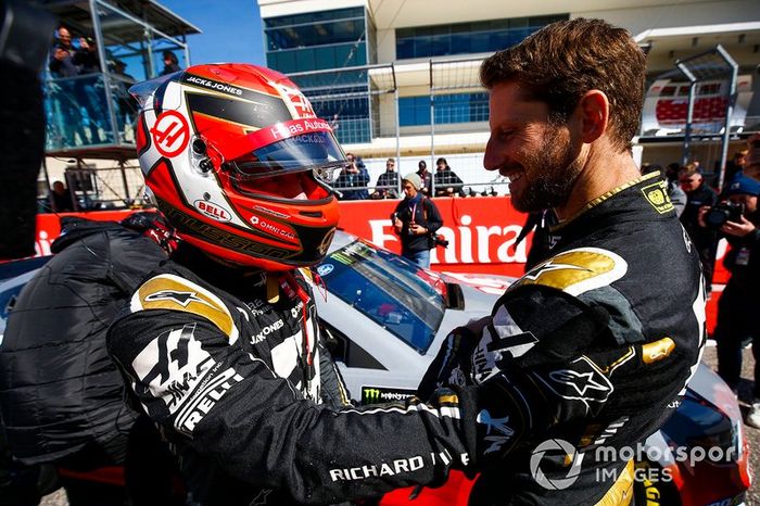 Romain Grosjean, Haas F1 Team Team, y Kevin Magnussen, Haas F1 Team, pilotan con Tony Stewart