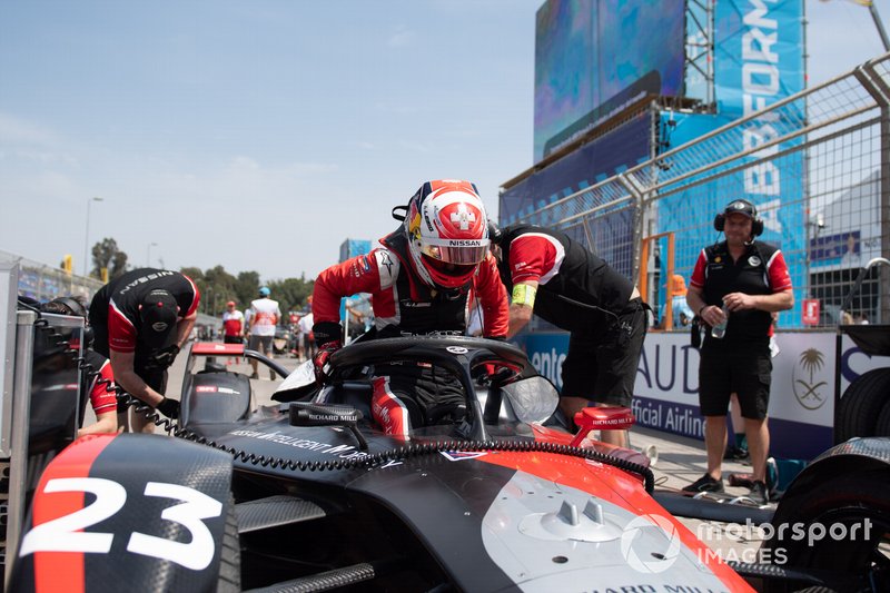 Sébastien Buemi, Nissan e.Dams climbs out of his Nissan IMO2 on the grid