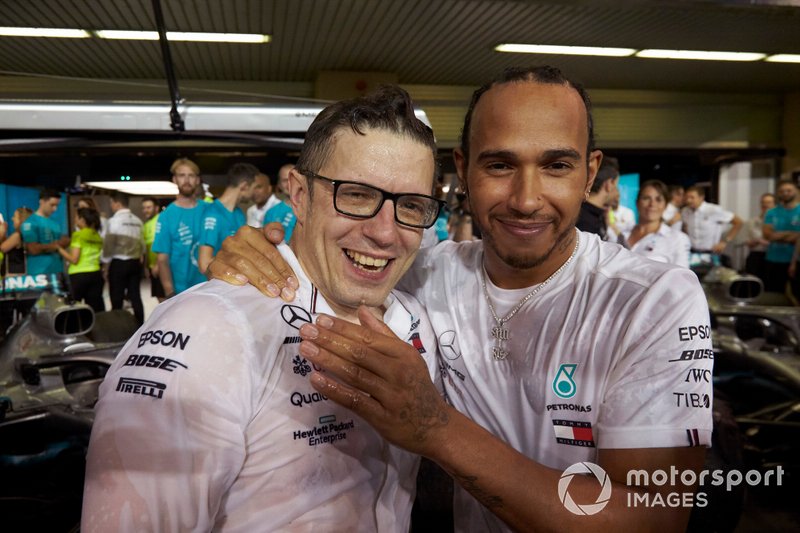 Peter Bonnington, ingegnere di pista, Mercedes AMG, e Lewis Hamilton, Mercedes AMG F1, primo classificato, festeggiano