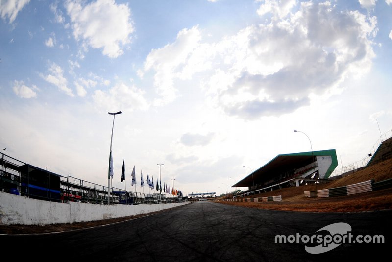 Cinco dos 10 setores do autódromo já estavam com ingressos esgotados.